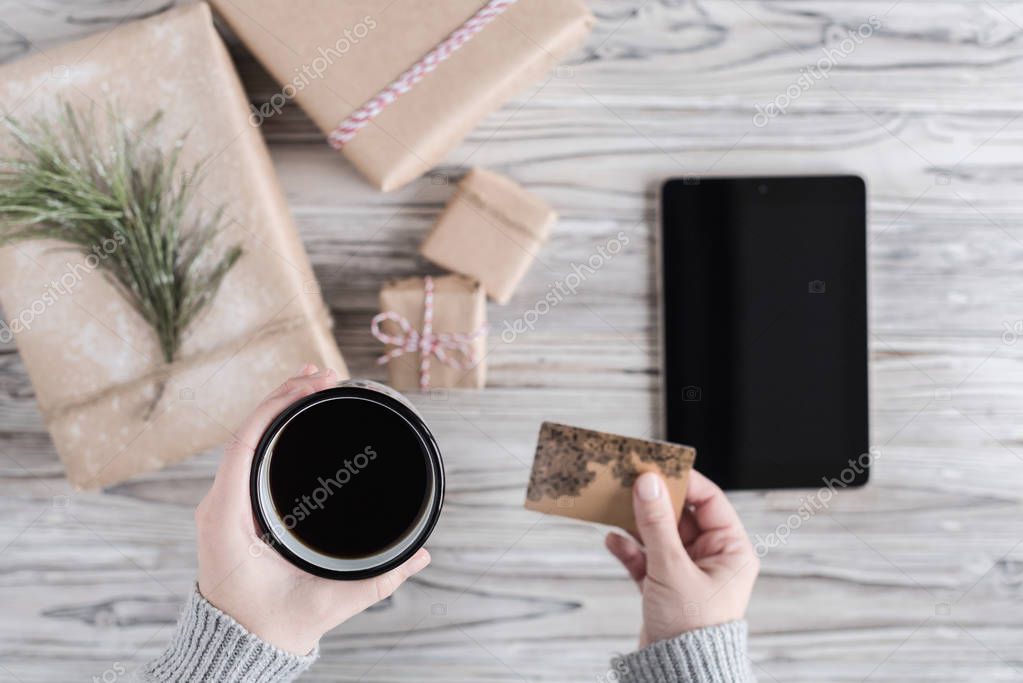 Zakelijke houten relatiegeschenken gepresenteerd op tafel