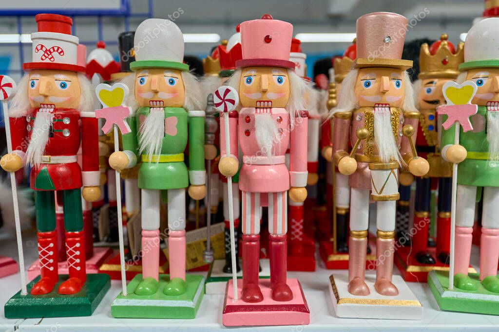 Seizoensdisplay met houten cadeaus in een retailomgeving