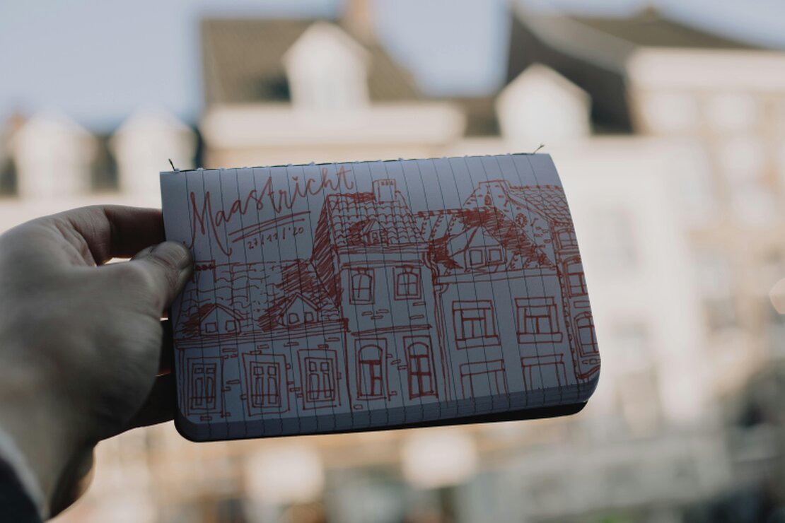 Houten product met gegraveerde illustratie en skyline