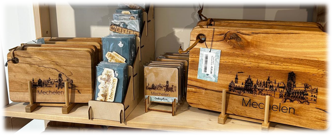 Houten skyline met stedelijk silhouet als relatiegeschenk